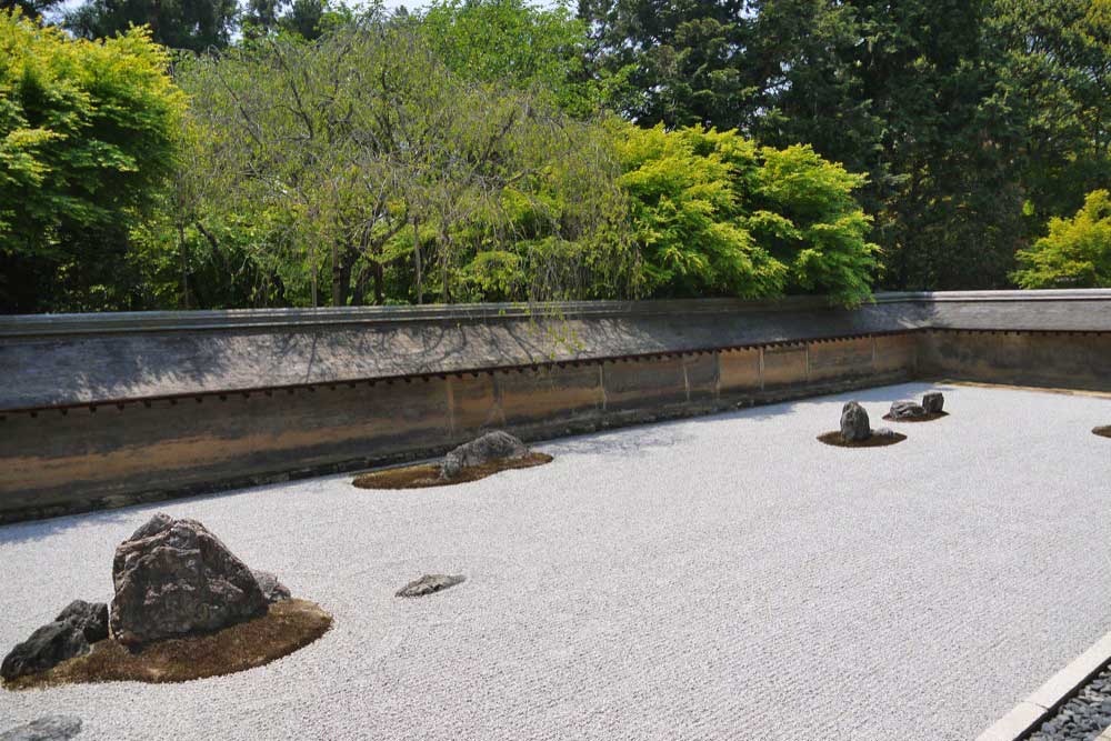 ฮิรานิวะ (平庭式: Hiraniwa) สวนหินที่ประดับตกแต่งบนพื้นเรียบ