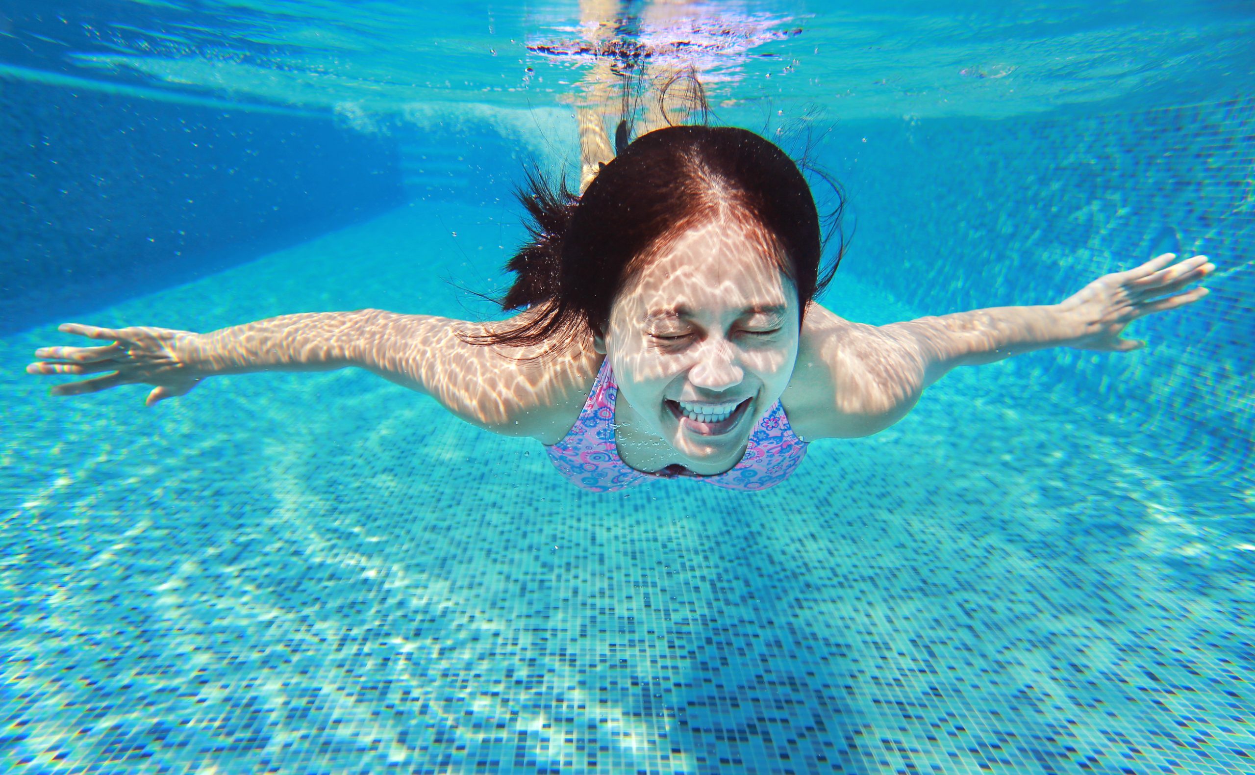 underwater shot young woman having fun diving scaled -